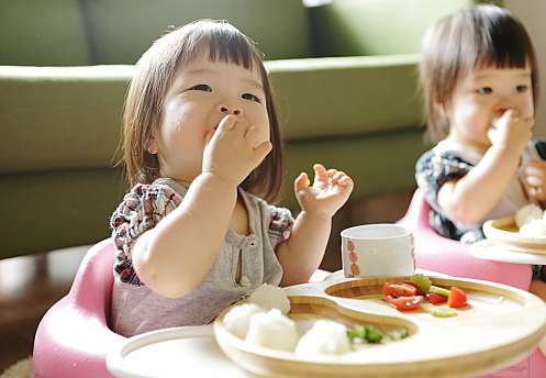 Little child eating.